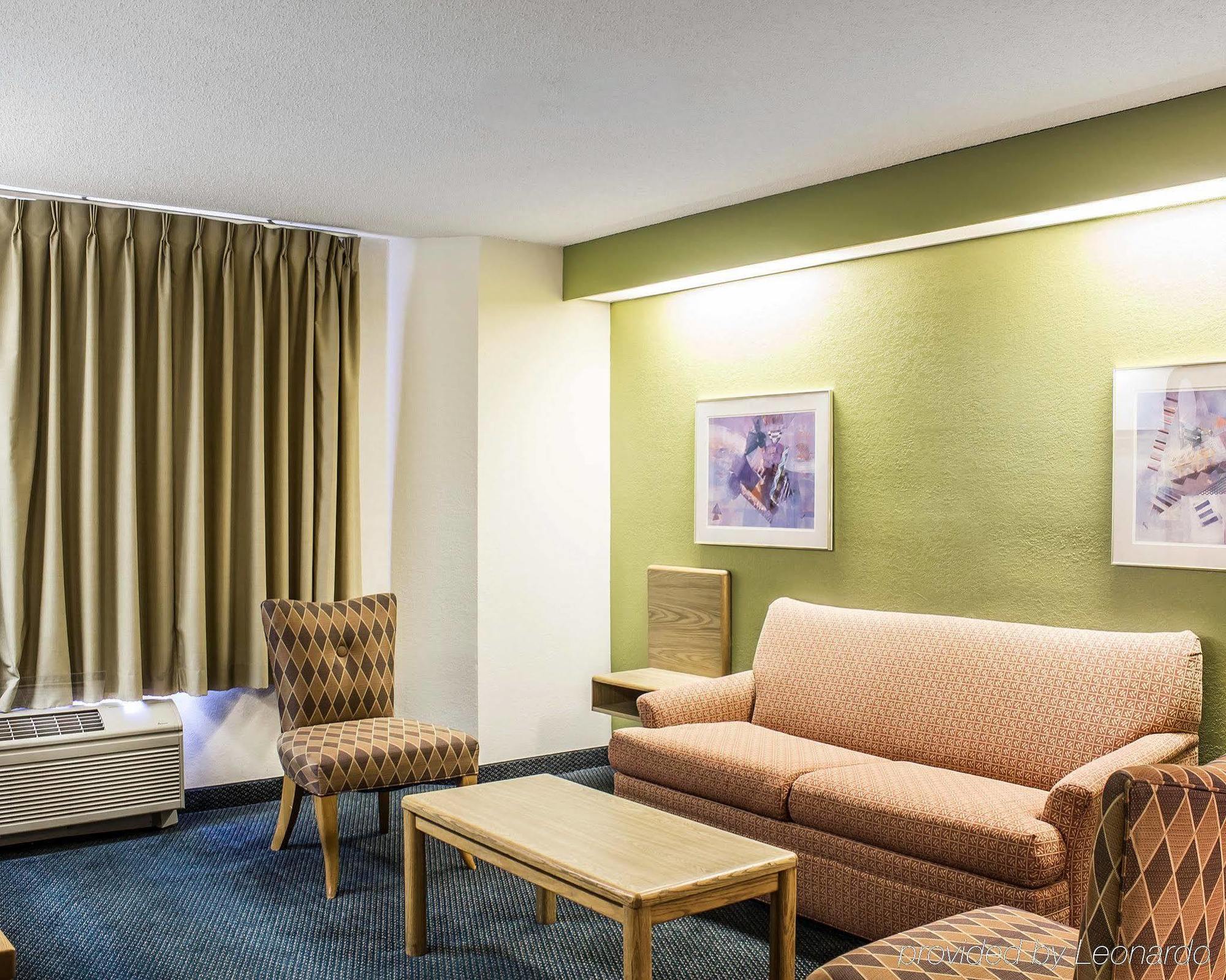 Quality Inn & Suites Raleigh North Exterior photo