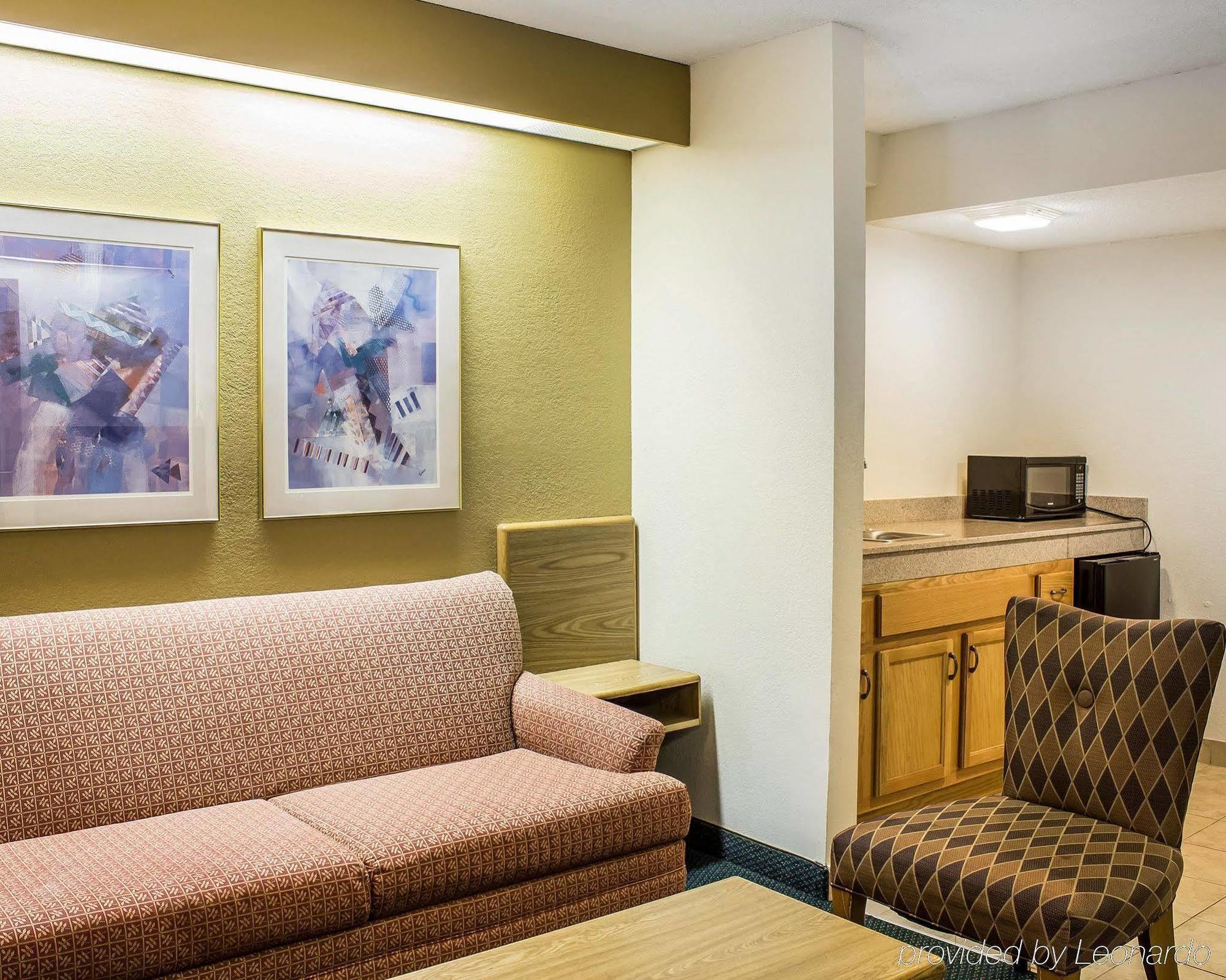 Quality Inn & Suites Raleigh North Exterior photo